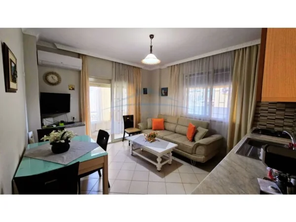 Durres, jepet me qera apartament 1+1 Kati 3, 160 m² 350 € (Shkembi i kavajes)