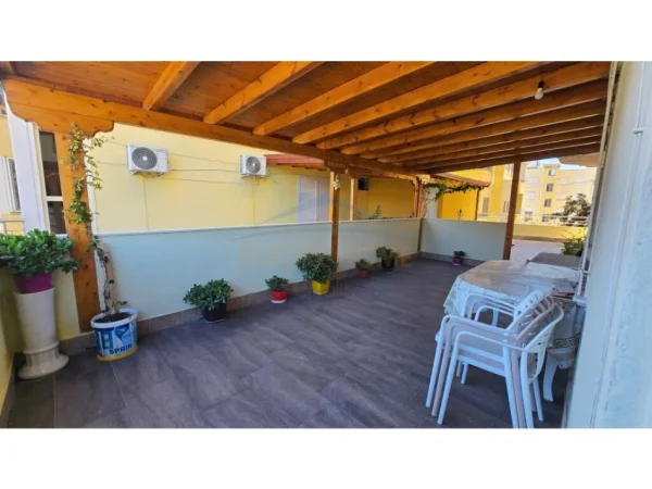 Durres, jepet me qera apartament 1+1 Kati 3, 160 m² 350 € (Shkembi i kavajes)