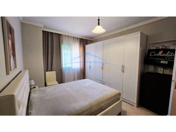 Durres, jepet me qera apartament 1+1 Kati 3, 160 m² 350 € (Shkembi i kavajes)