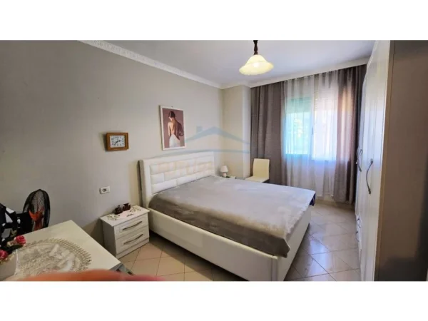 Durres, jepet me qera apartament 1+1 Kati 3, 160 m² 350 € (Shkembi i kavajes)