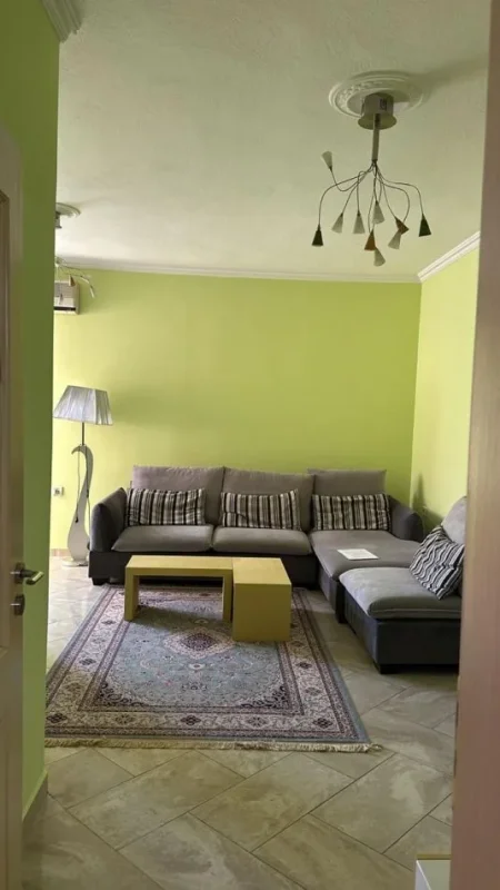 Tirane, jepet me qera apartament 1+1+Ballkon Kati 4, 65 m² 600 € (RRUGA E DURRESIT)