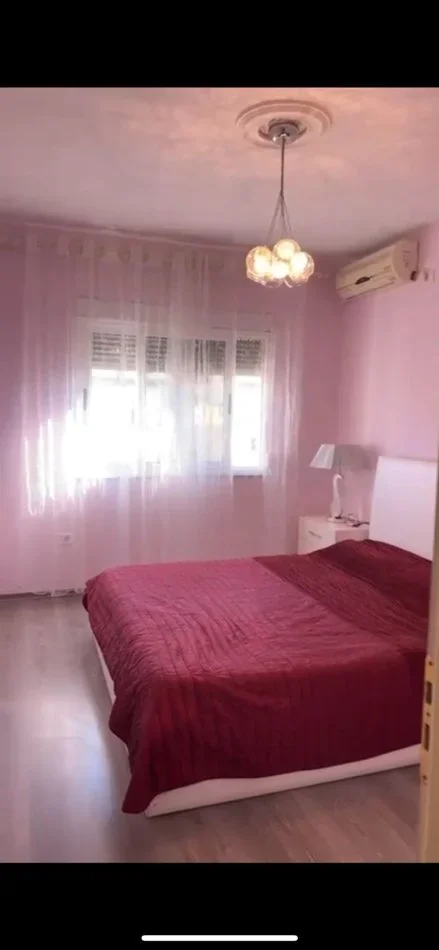 Tirane, jepet me qera apartament 1+1+Ballkon Kati 4, 65 m² 600 € (RRUGA E DURRESIT)