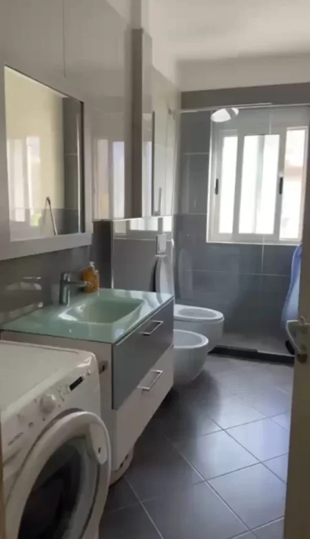 Tirane, jepet me qera apartament 1+1+Ballkon Kati 4, 65 m² 600 € (RRUGA E DURRESIT)
