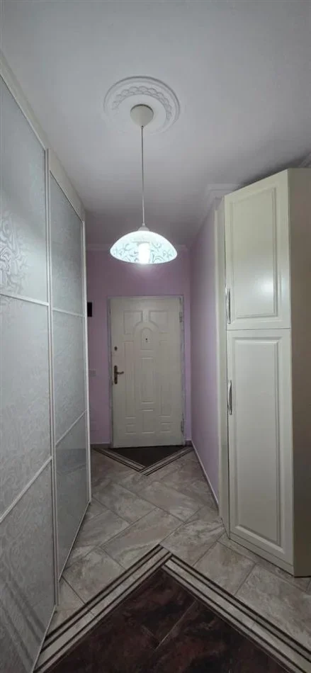 Tirane, jepet me qera apartament 1+1 Kati 3, 65 m² 600 € (Rruga e Durresit)