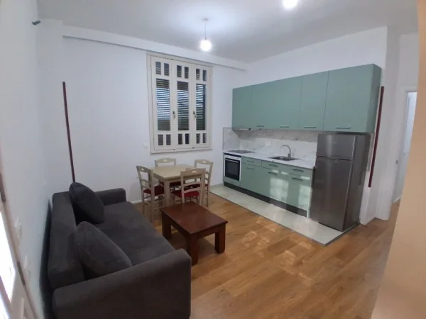 Tirane, jepet me qera apartament 1+1 Kati 3, 70 m² 400 € (kombinat)