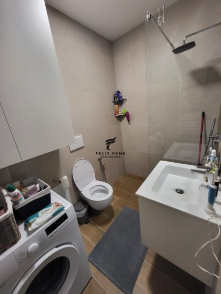 Tirane, jepet me qera apartament 1+1+Ballkon Kati 8, 65 m² 500 € (TREGU ELEKTRIK)