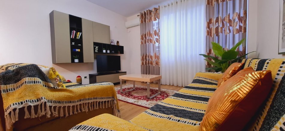 Tirane, jepet me qera apartament 1+1+Ballkon Kati 3, 75 m² 600 € (Kopshti botanik)