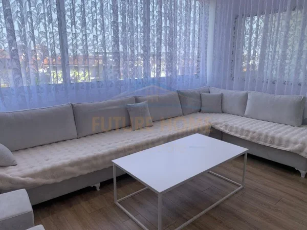 Durres, jepet me qera apartament 3+1 Kati 3, 150 m² 500 € (UKD)
