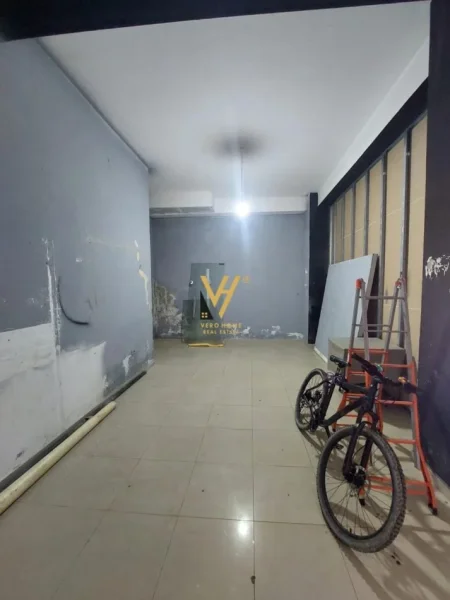 Tirane, jepet me qera dyqan Kati 0, 80 m² 500 € (YZBERISHT)