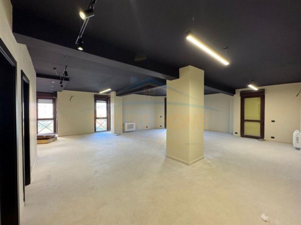 Tirane, jepet me qera ambjent biznesi Kati 8, 155 m² 1.700 € (Torre Drin)