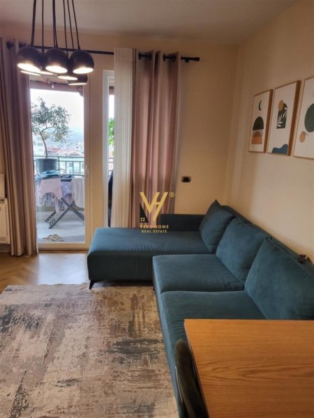 Tirane, jepet me qera apartament 1+1+Ballkon Kati 8, 65 m² 500 € (TREGU ELEKTRIK)
