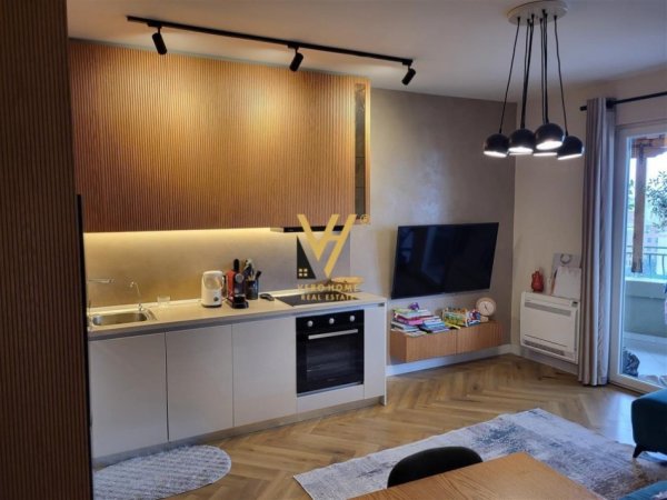 Tirane, jepet me qera apartament 1+1+Ballkon Kati 8, 65 m² 500 € (TREGU ELEKTRIK)