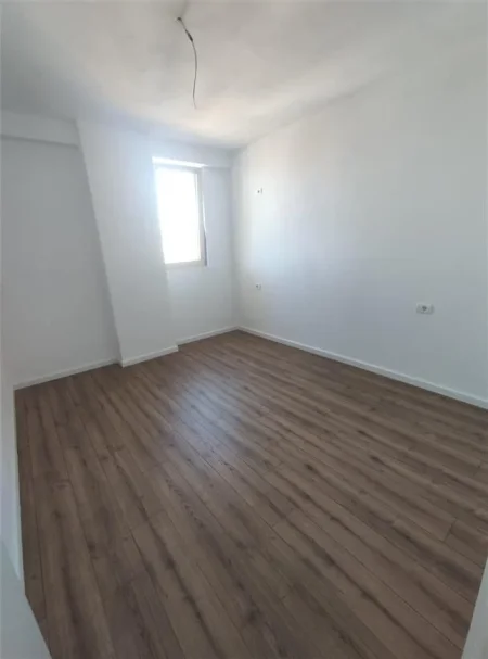 Tirane, shitet apartament 1+1+Aneks+Ballkon Kati 4, 63 m² 83.000 € (fresk)