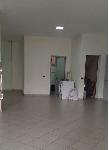 Tirane, jepet me qera ambjent biznesi Kati 1, 500 m² 500 € (Siri Kodra)