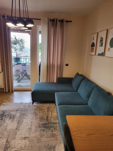 Tirane, jepet me qera apartament 1+1+Ballkon Kati 8, 65 m² 500 € (rruga Todi Shkurti)