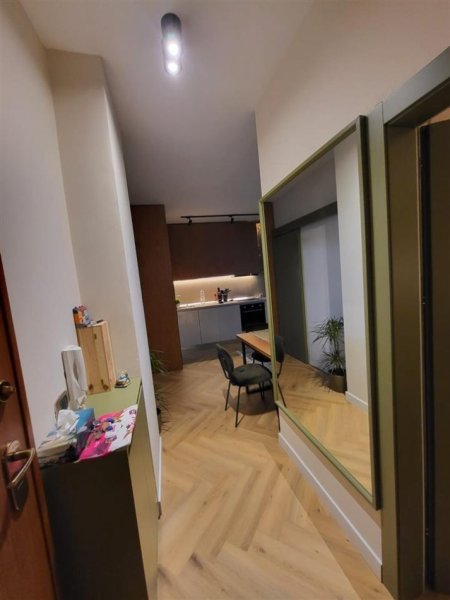Tirane, jepet me qera apartament 1+1+Ballkon Kati 8, 65 m² 500 € (rruga Todi Shkurti)