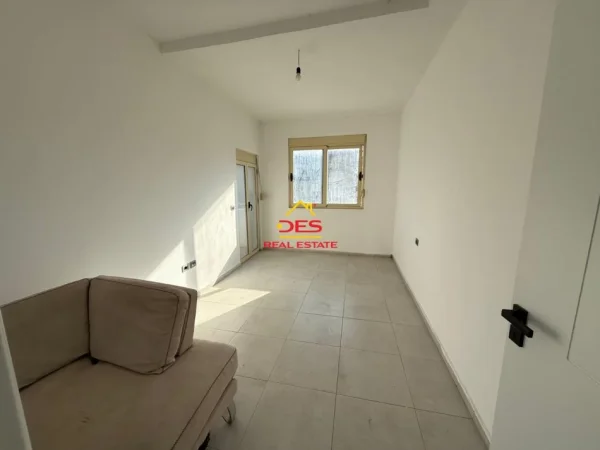 Vlore, shitet apartament 2+1+Ballkon Kati 3, 128 m² 138.000 € (Rruga mis Durhan)