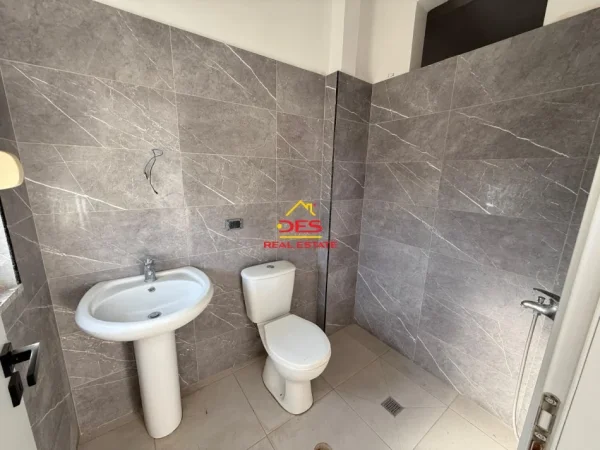 Vlore, shitet apartament 2+1+Ballkon Kati 3, 128 m² 138.000 € (Rruga mis Durhan)