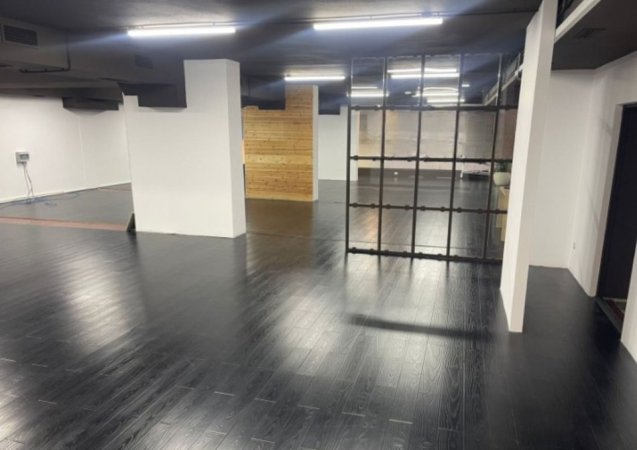Tirane, jepet me qera ambjent biznesi Kati 2, 350 m² 4.500 € (Sheshi Wilson)