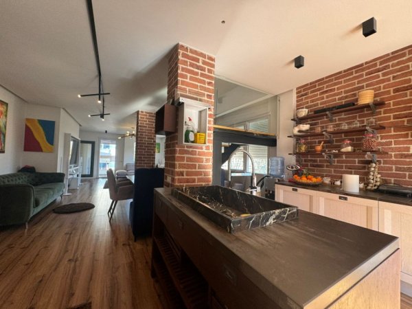 Tirane, shitet apartament 2+1 , 220 m² 440.000 € (Liqeni)