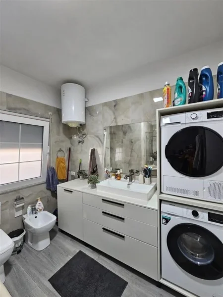 Tirane, shitet apartament 2+1+Aneks+Ballkon Kati 4, 176 m² 215.000 € (fresk)