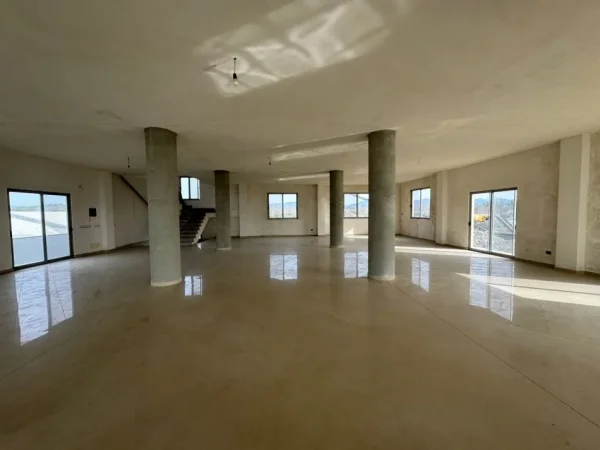 Durres, jepet me qera magazine Kati 1, 800 m² 500 € (Autostrada Kavajes)