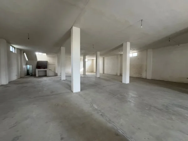 Durres, jepet me qera magazine Kati 1, 800 m² 500 € (Autostrada Kavajes)