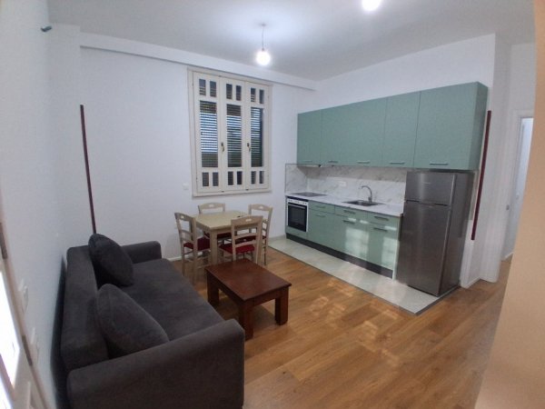 Tirane, jepet me qera apartament 1+1 Kati 3, 70 m² 400 € (Kombinat)