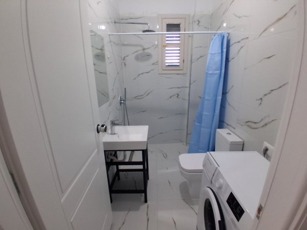 Tirane, jepet me qera apartament 1+1 Kati 3, 70 m² 400 € (Kombinat)