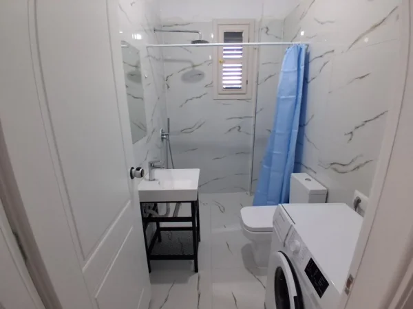 Tirane, jepet me qera apartament 1+1 Kati 3, 70 m² 400 € (Kombinat)