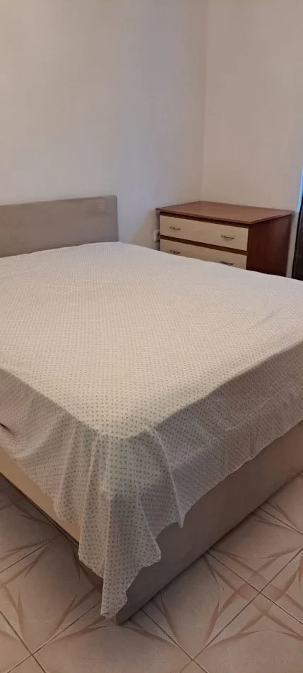 Tirane, jepet me qera apartament 2+1 Kati 5, 85 m² 400 € (Ali Demi)