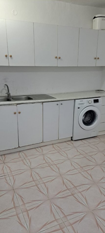 Tirane, jepet me qera apartament 2+1 Kati 5, 85 m² 400 € (Ali Demi)