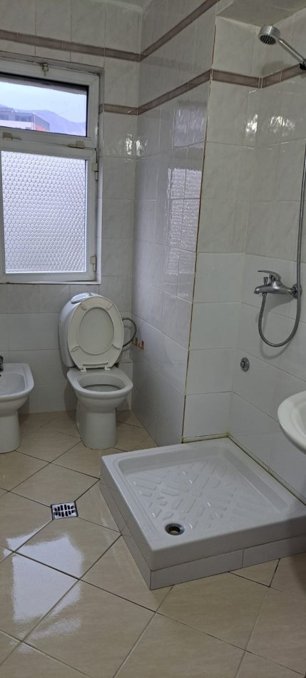 Tirane, jepet me qera apartament 2+1 Kati 5, 85 m² 400 € (Ali Demi)