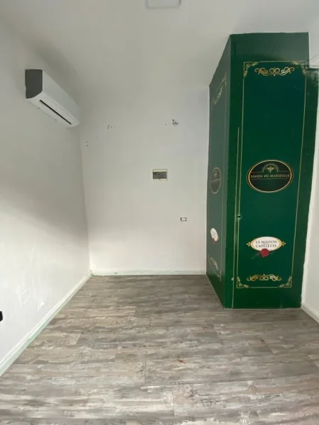 Tirane, jepet me qera , 9 m² 250 € (Rruga Islam Alla)