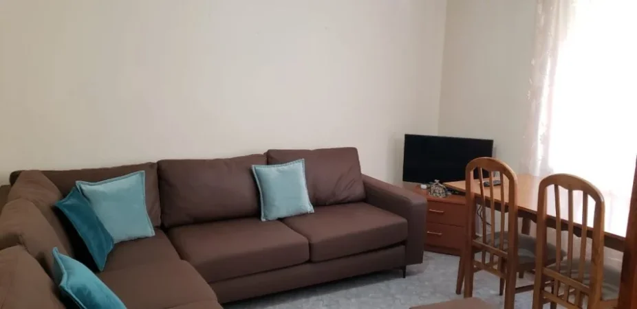 Tirane, jepet me qera apartament 2+1 Kati 3, 86 m² 400 € (Ali Dem,prane shkolles Kushtrimi i Lirise)