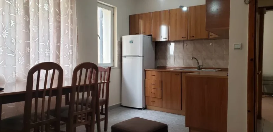 Tirane, jepet me qera apartament 2+1 Kati 3, 86 m² 400 € (Ali Dem,prane shkolles Kushtrimi i Lirise)