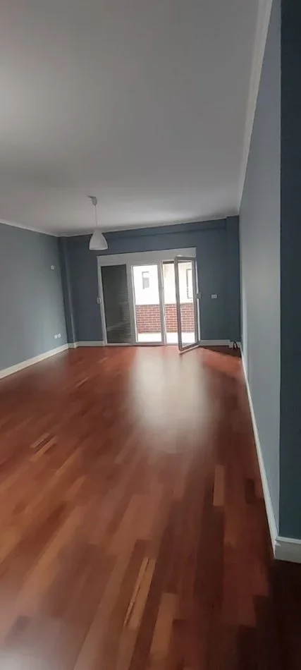 Tirane, jepet me qera apartament 2+1+Ballkon Kati 1, 100 m² 350 € (Rruga Thesarit)
