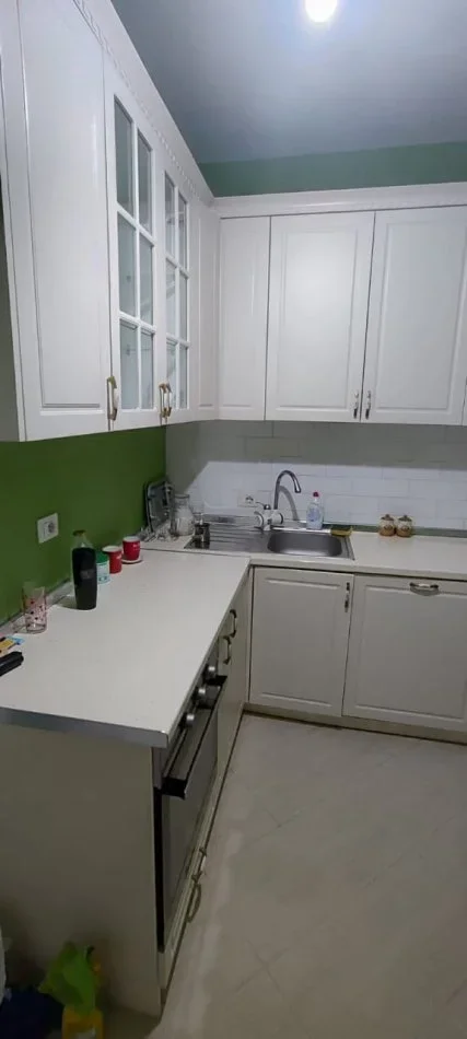 Tirane, jepet me qera apartament 2+1+Ballkon Kati 1, 100 m² 350 € (Rruga Thesarit)