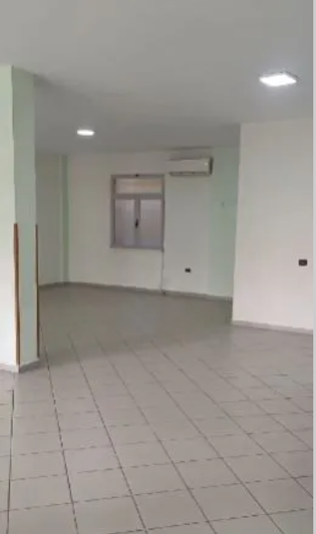 Tirane, jepet me qera ambjent biznesi Kati 0, 100 m² 500 € (Rruga Besa)