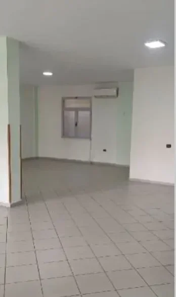 Tirane, jepet me qera ambjent biznesi Kati 0, 100 m² 500 € (Rruga Besa)
