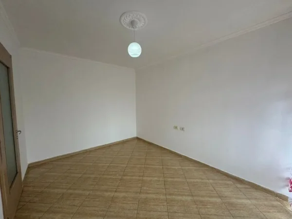 Tirane, shitet apartament 1+1 Kati 2, 79 m² 92.000 € (FRESKU)