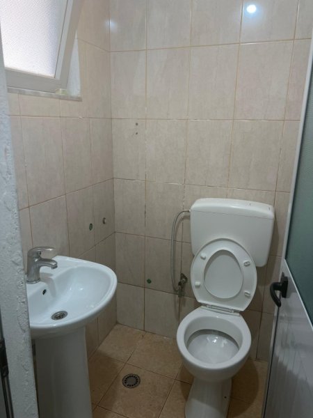 Tirane, jepet me qera Kati 0, 126 m² 500 € (rruga Besa, Siri Kodra)