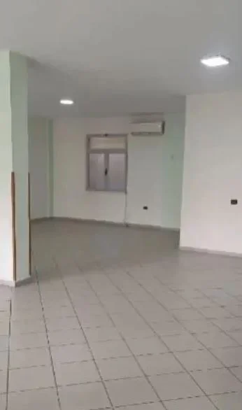 Tirane, jepet me qera ambjent biznesi Kati 0, 100 m² 500 € (5 Maji)