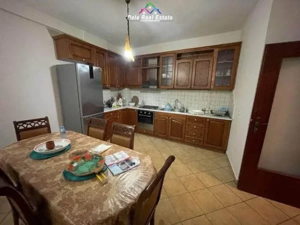 Tirane, jepet me qera apartament 2+1 Kati 3, 93 m² 500 € (rruga bardhyl)