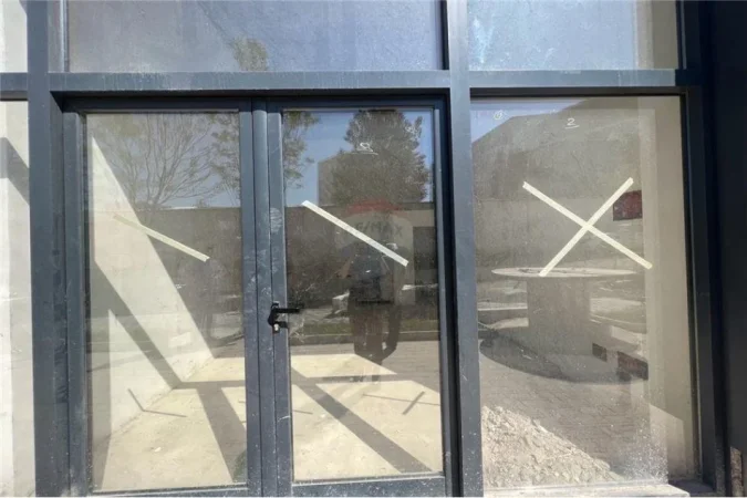 shitet , 28 m² 101.000 € (Njesi Komerciale Ngjitur me Emerald Center!)