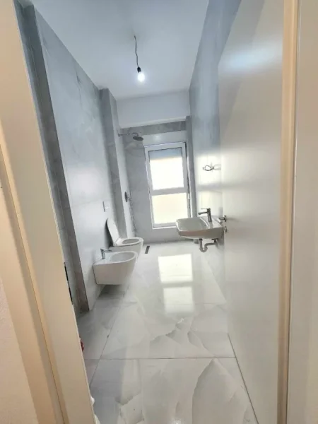 Tirane, jepet me qera apartament 1+1 Kati 0, 60 m² 400 € (Ali Dem)