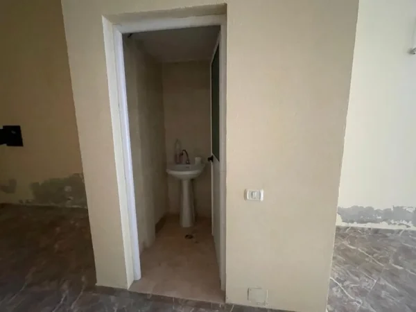 Vlore, shitet dyqan Kati 1, 35 m² 65.000 € (Lungomare)