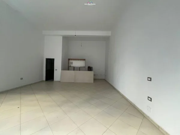 Tirane, jepet me qera dyqan Kati 0, 55 m² 450 € (YZBERISHT)