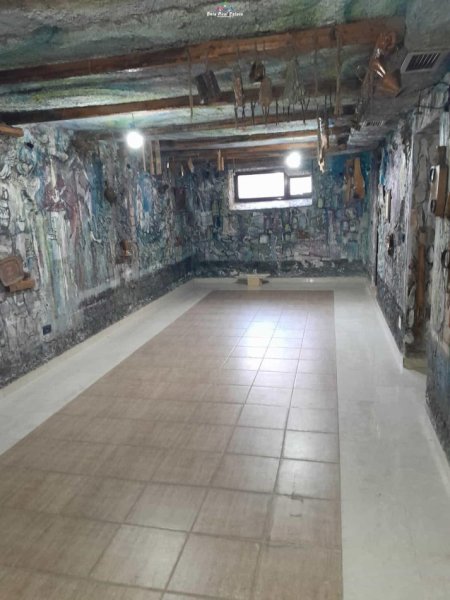 Tirane, jepet me qera dyqan Kati -1, 60 m² 600 € (ISH EKSPOZITA)