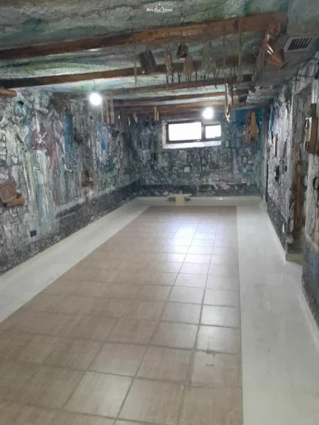 Tirane, jepet me qera dyqan Kati -1, 60 m² 600 € (ISH EKSPOZITA)